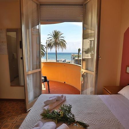 Xxv Aprile Casa Per Ferie Hotell Albenga Exteriör bild