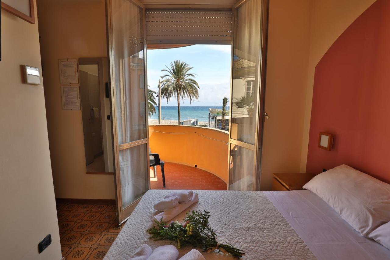 Xxv Aprile Casa Per Ferie Hotell Albenga Exteriör bild
