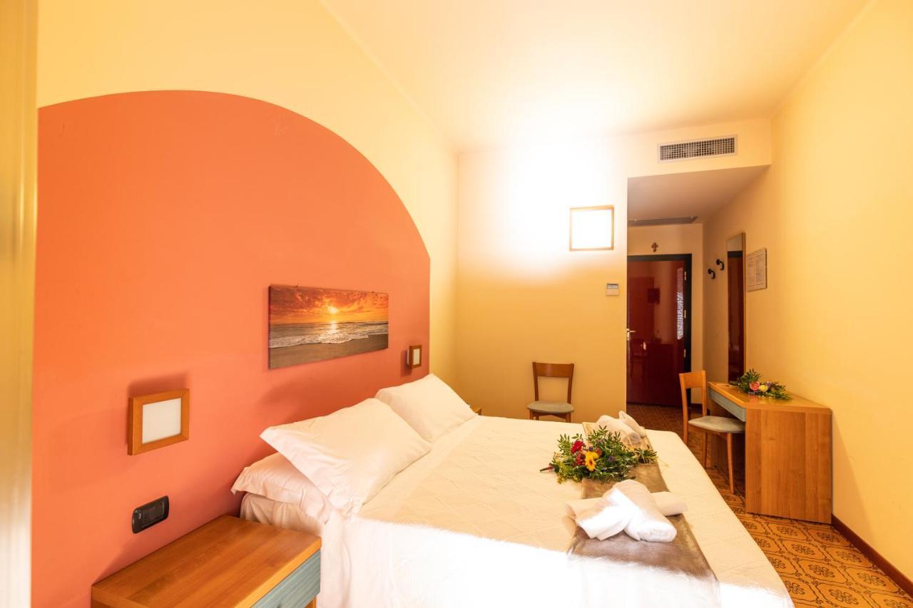 Xxv Aprile Casa Per Ferie Hotell Albenga Exteriör bild