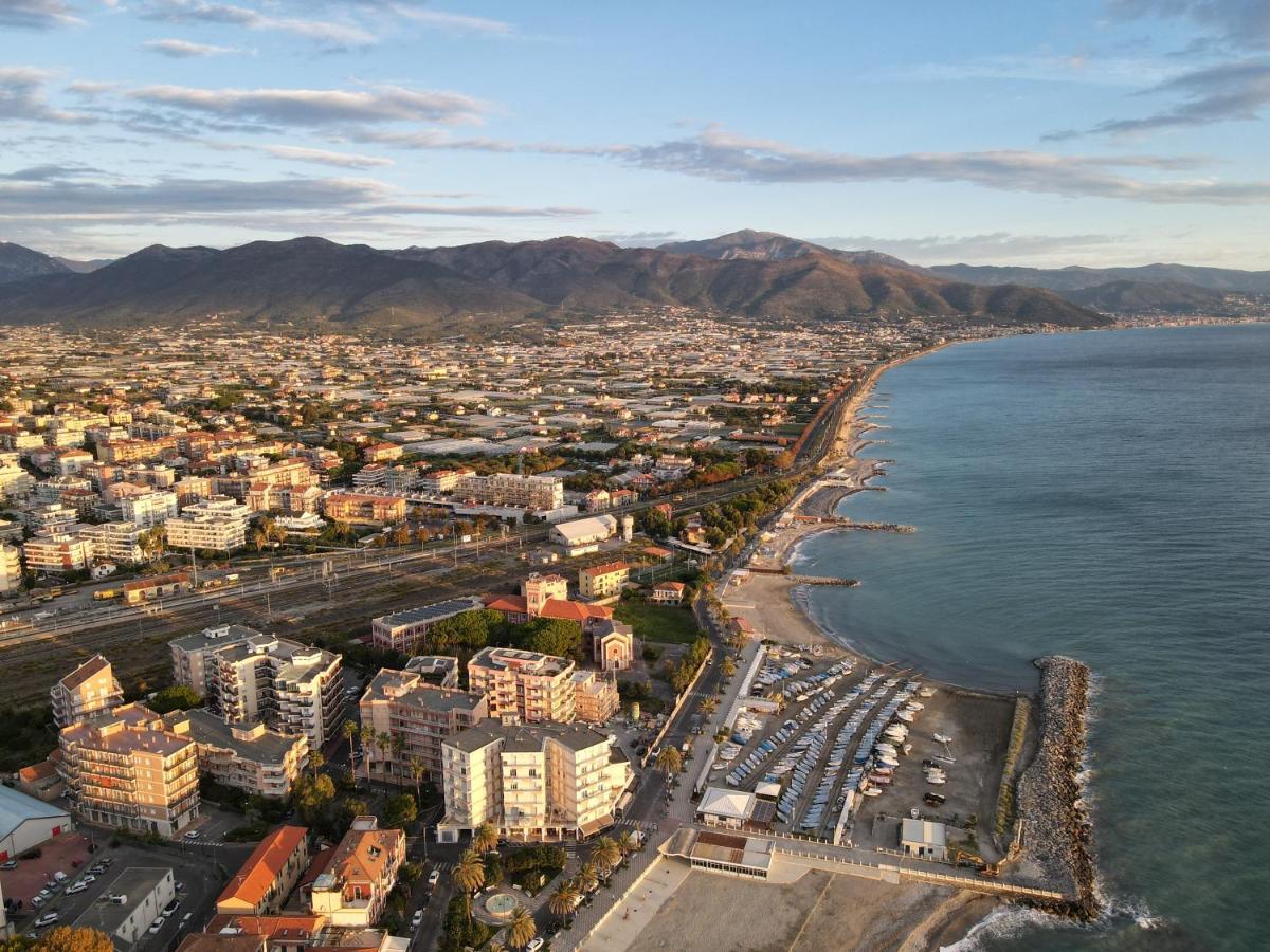Xxv Aprile Casa Per Ferie Hotell Albenga Exteriör bild
