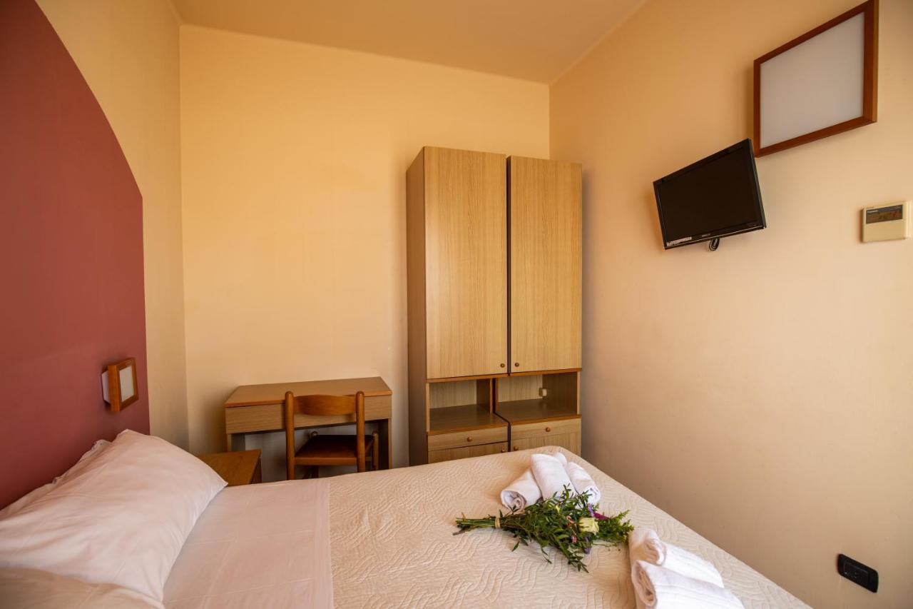 Xxv Aprile Casa Per Ferie Hotell Albenga Exteriör bild