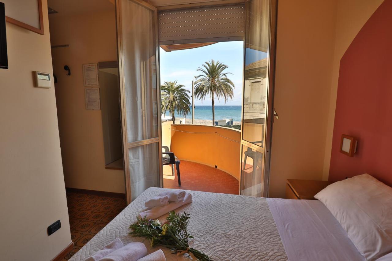 Xxv Aprile Casa Per Ferie Hotell Albenga Exteriör bild
