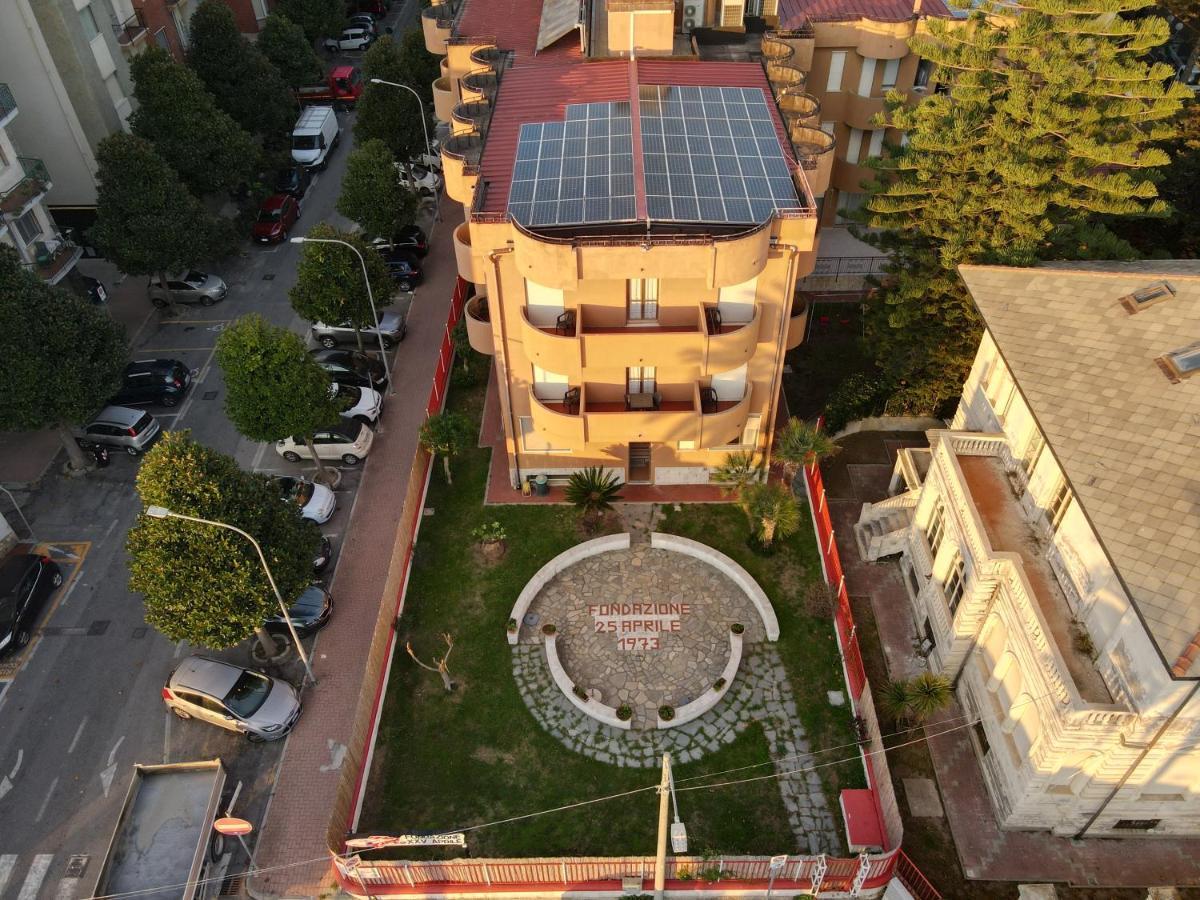 Xxv Aprile Casa Per Ferie Hotell Albenga Exteriör bild