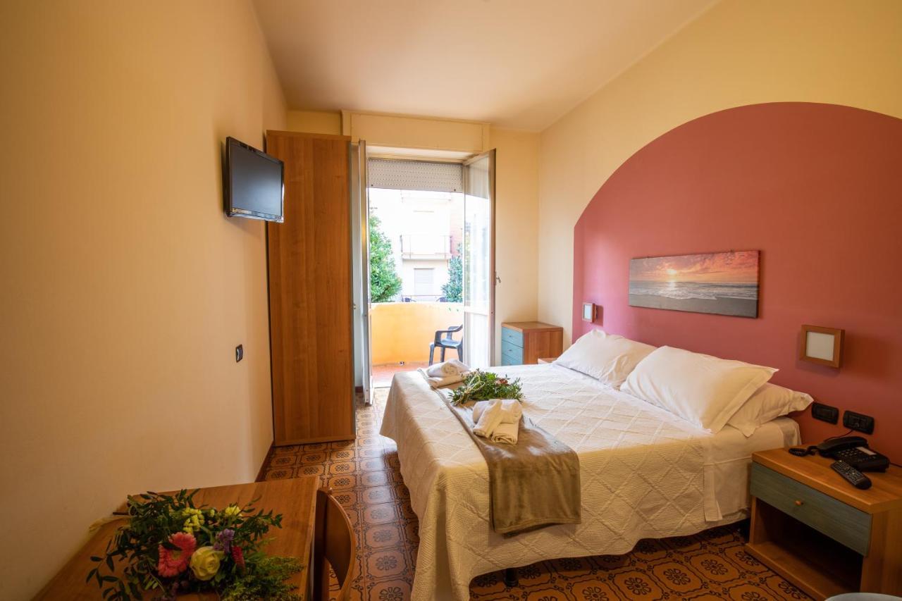Xxv Aprile Casa Per Ferie Hotell Albenga Exteriör bild