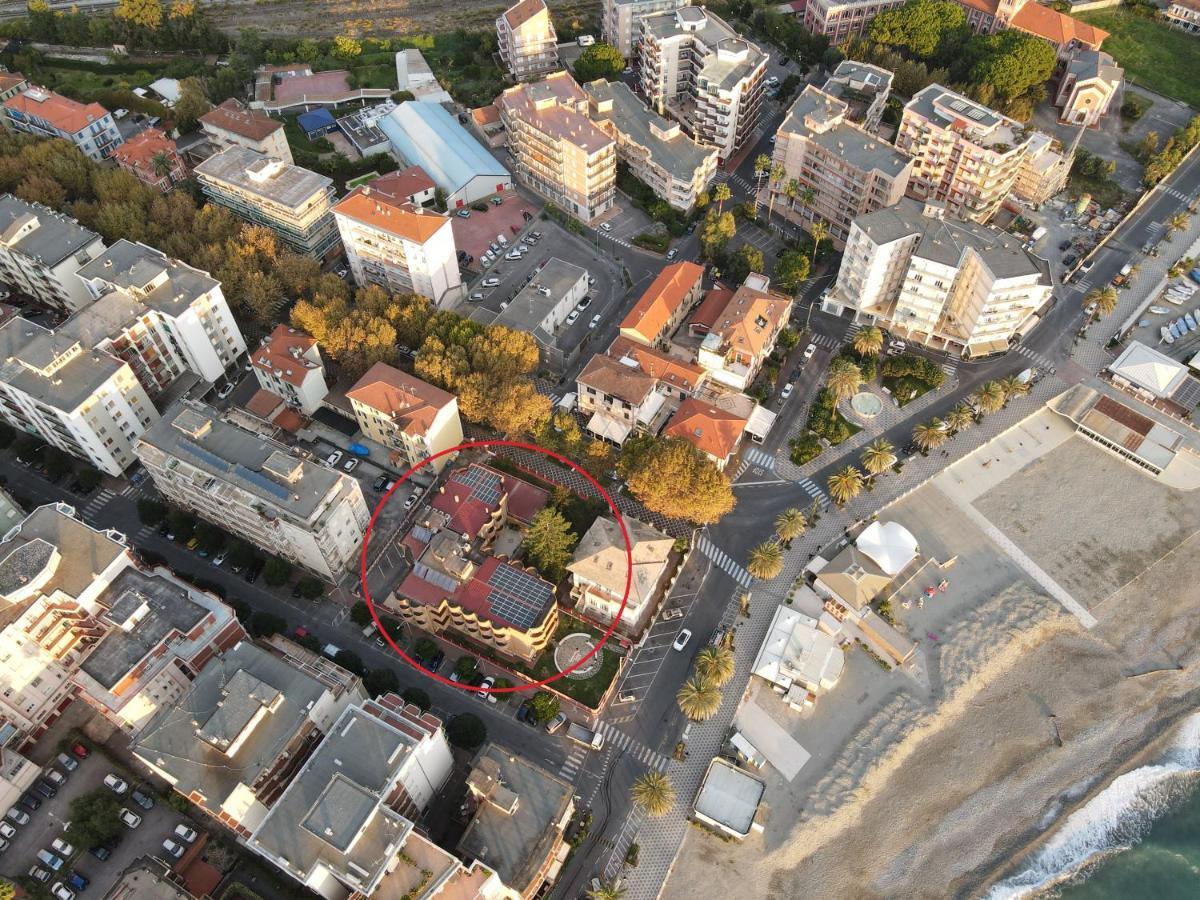 Xxv Aprile Casa Per Ferie Hotell Albenga Exteriör bild